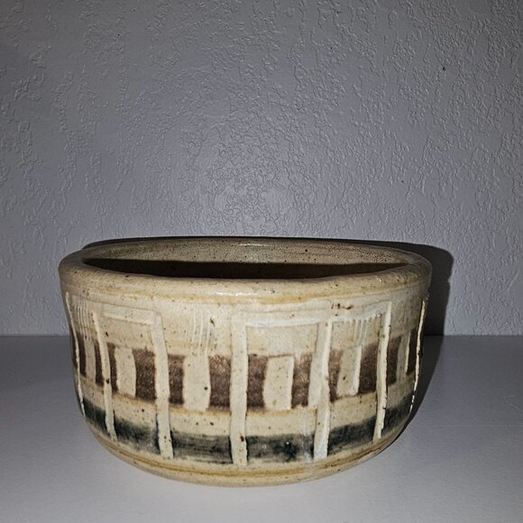 Beautiful Handmade Cream Colored Pottery Bowl 5.5 x 2" Signed - Picture 8 of 9